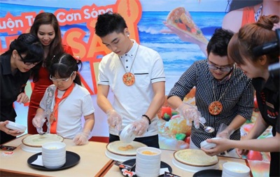 “Choáng” với menu hè đột phá tại Pizza Hut - 4 Các khách mời tự tay “thiết kế” chiếc bánh pizza hải sản cho chính mình