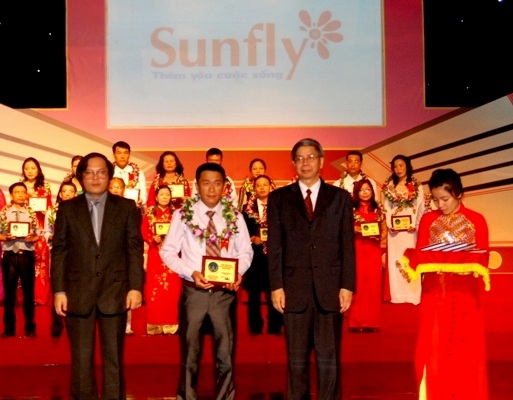 Thời trang Sunfly đạt Huy chương vàng hàng VN chất lượng cao - 1 Giám đốc Nguyễn Văn Dân nhận Huy Chương vàng hàng Việt Nam chất lượng cao cho thương hiệu Sunfly