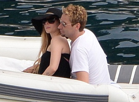 Avril Lavigne hạnh phúc trong tuần trăng mật - 1 VN
