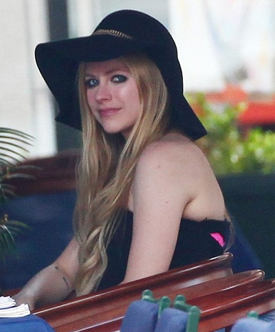 Avril Lavigne hạnh phúc trong tuần trăng mật - 10 VN