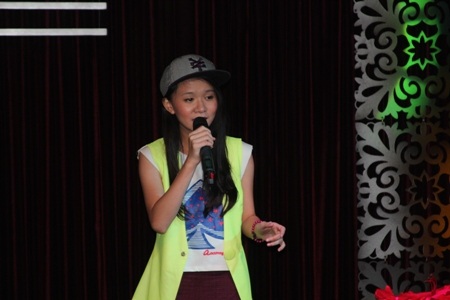 Hiền Thục cùng “các con” hát trên sân khấu
