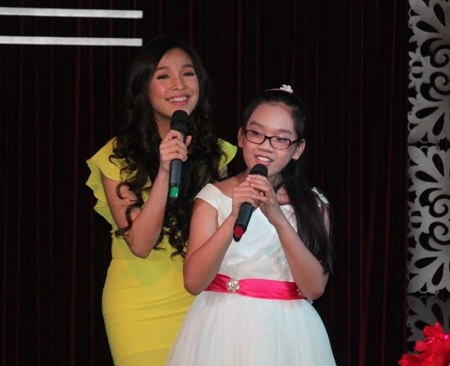 Hiền Thục cùng “các con” hát trên sân khấu