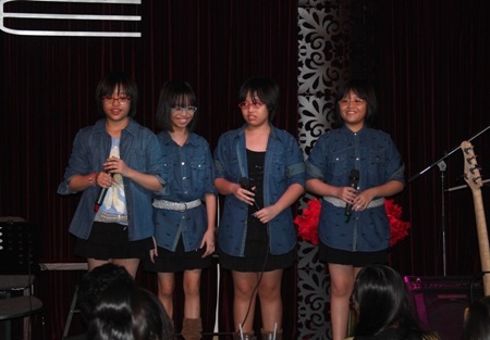 Hiền Thục cùng “các con” hát trên sân khấu