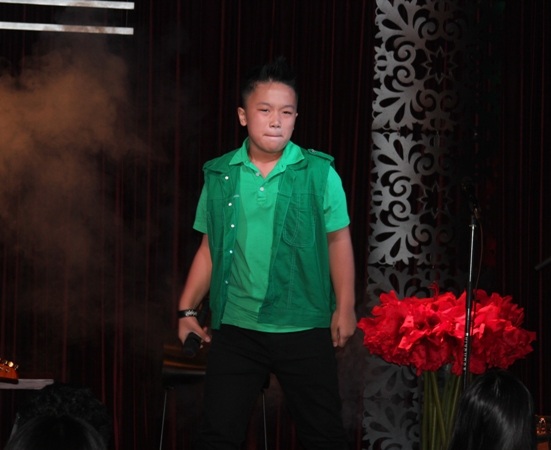 Hiền Thục cùng “các con” hát trên sân khấu