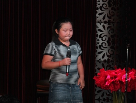 Hiền Thục cùng “các con” hát trên sân khấu