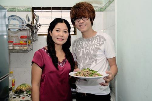 Mẹ Bùi Anh Tuấn hai lần lên tiếng vì con - 1 Bùi Anh Tuấn và mẹ của mình