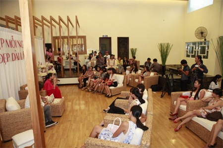 Bí mật làn da trắng sứ của Ngô Thanh Vân - 5 Buổi họp mặt thân mật và nhiều tiếng cười.