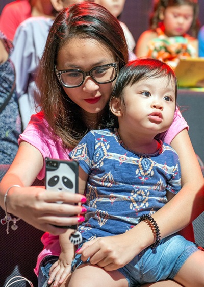 Con gái Thanh Lam cùng mẹ đi xem Đồ Rê Mí - 4 Con gái Thanh Lam cùng mẹ đi xem Đồ Rê Mí