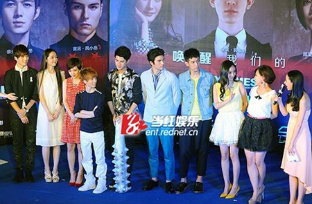 Quách Kính Minh (thứ tư từ trái qua) bên cạnh dàn diễn viên trẻ đẹp của Tiểu thời đại