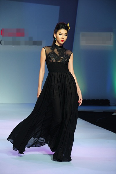 Chân dài Việt đọ sắc trên sàn catwalk - 7 Tin: