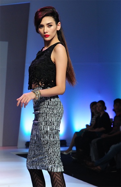 Chân dài Việt đọ sắc trên sàn catwalk - 3 Tin:
