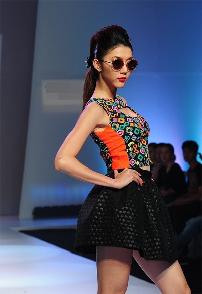 Chân dài Việt đọ sắc trên sàn catwalk - 8 Tin:
