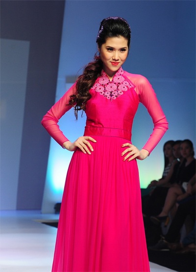 Chân dài Việt đọ sắc trên sàn catwalk - 10 Tin:
