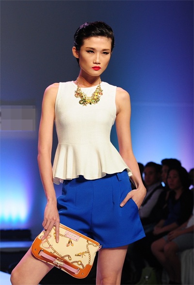 Chân dài Việt đọ sắc trên sàn catwalk - 15 Kha Mỹ Vân