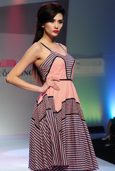 Chân dài Việt đọ sắc trên sàn catwalk - 4 Thùy Linh