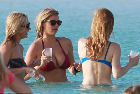 Kate Upton, Cameron Diaz tung tăng trên biển - 3 Ngày 20/7, ba người đẹp Hollywood thực hiện những cảnh quay tại Bahamas