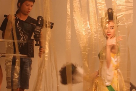 Angela Phương Trinh thể hiện sự chuyên nghiệp trong khi chụp ảnh