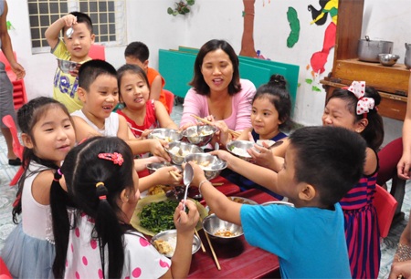 Đồ Rê Mí đôi - Những câu chuyện hậu trường thú vị - 1 Các thí sinh Đồ Rê Mí vui vẻ bên mâm cơm