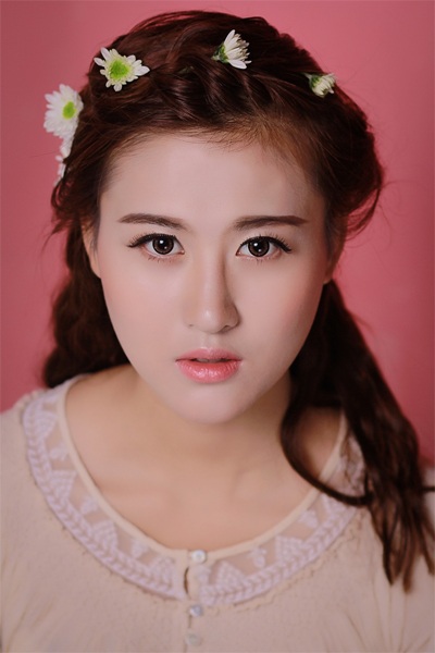 Hà Lade trang điểm theo phong cách Hàn Quốc