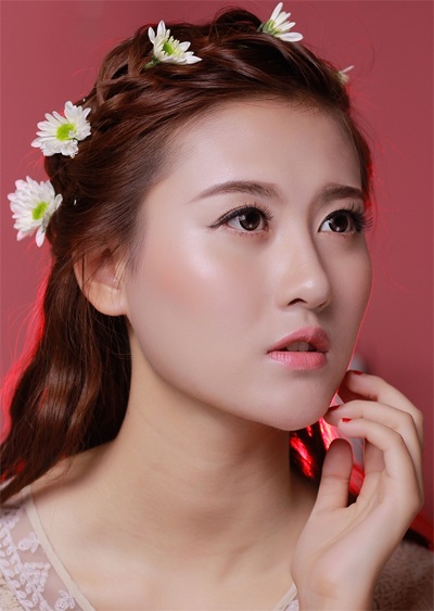 Hà Lade trang điểm theo phong cách Hàn Quốc