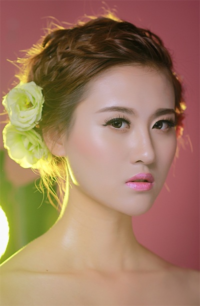 Nữ tính với gam hồng nhạt: Lông mày ngang đang được các bạn trẻ rất yêu thích.