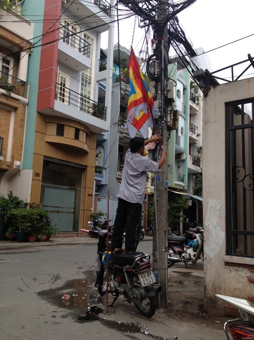 Ca sĩ Wanbi Tuấn Anh qua đời ở tuổi 26 - 3 Cờ tang treo trước nhà nam ca sĩ