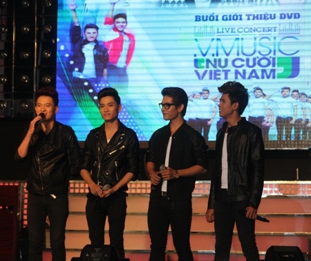 4 chàng trai V.Music giao lưu cùng fans