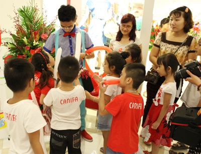 Chú hề bong bóng tặng các bạn nhỏ những chùm bóng với hình thù ngộ nghĩnh