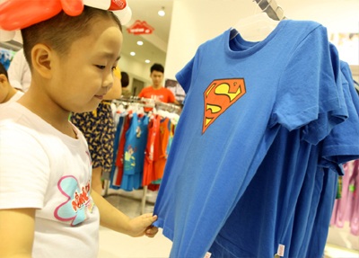 Chú hề bong bóng tặng các bạn nhỏ những chùm bóng với hình thù ngộ nghĩnh