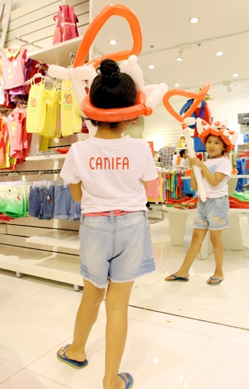 Chú hề bong bóng tặng các bạn nhỏ những chùm bóng với hình thù ngộ nghĩnh