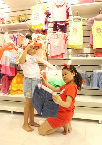 Chú hề bong bóng tặng các bạn nhỏ những chùm bóng với hình thù ngộ nghĩnh