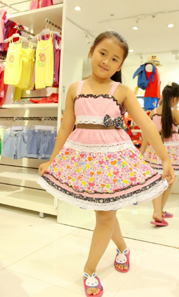 Khánh Ngọc chọn cho mình một chiếc váy màu hồng ngọt ngào và nữ tính đúng như tính cách của em