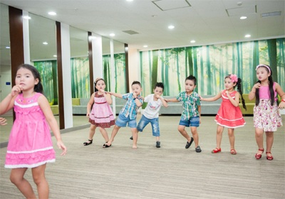 Quốc Thái: “Quỳnh Giao thấy mình mặc quần màu này có đẹp không?”