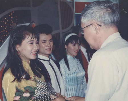 Nhạc sỹ Xuân hồng trao giải nhất Tiếng hát TH cho Thu Minh năm 1993 