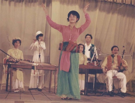 Thu Minh biểu diễn múa