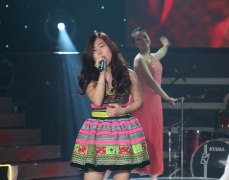 Hương Tràm lần đầu xuất hiện trong Nhịp cầu âm nhạc với “Anh”