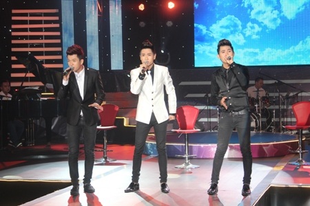 Nhóm V.Music trình diễn trong đêm nhạc với 3 thành viên