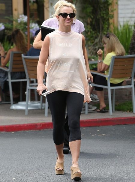 Britney Spears lại “thả rông” ngực trên đường - 1 Britney Spears lại “thả rông” ngực trên đường