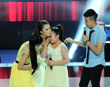 Thí sinh cân tài cân sức trong vòng Đối đầu Giọng hát Việt nhí - 1 Các huấn luyện viên đã rất khó khăn để lựa chọn thí sinh đi tiếp