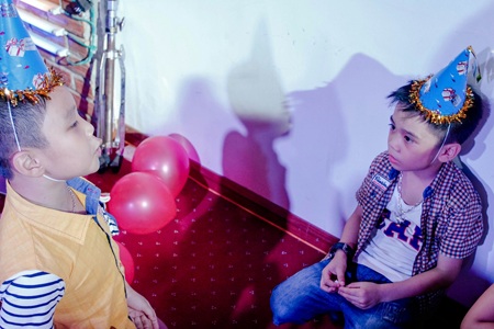 Ngọc Nhất chăm chú nghe An Nam hát mẫu