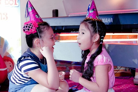 Hai bạn gái xinh xắn tên Nhi đã bắt đầu tập hát: Khánh Nhi và Uyên Nhi