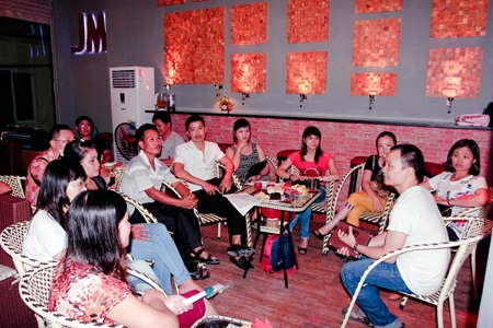 Hai bạn gái xinh xắn tên Nhi đã bắt đầu tập hát: Khánh Nhi và Uyên Nhi