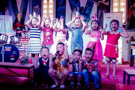 Hai bạn gái xinh xắn tên Nhi đã bắt đầu tập hát: Khánh Nhi và Uyên Nhi