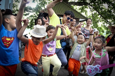 Xuân Bắc nhí nhảnh bên thí sinh