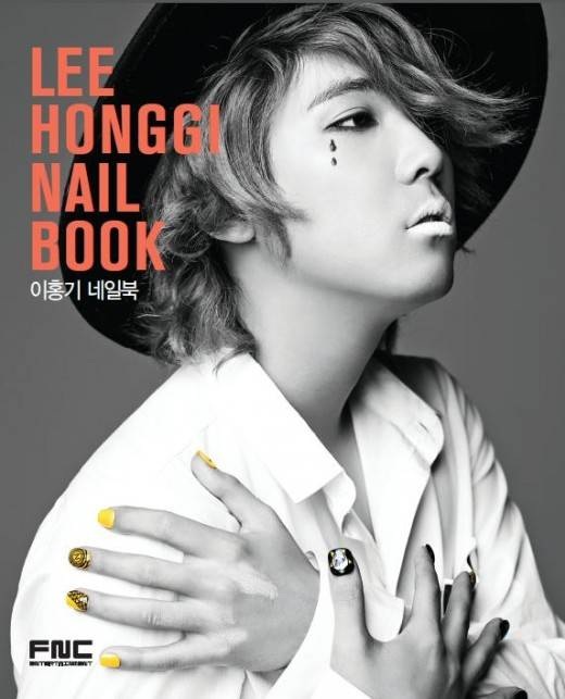 Lee Hongki trên bìa tác phẩm đầu tay