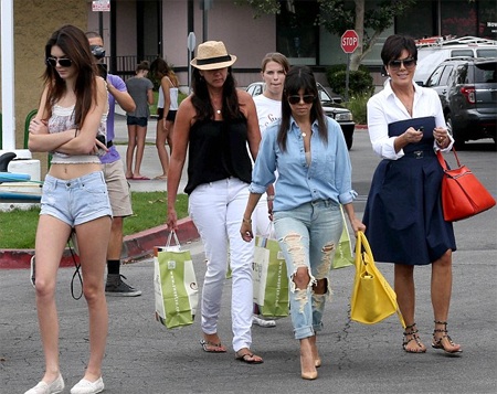 Gia đình Kardashian vui vẻ đi mua sắm trong ngày độc lập - 12 VN