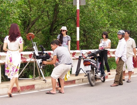 Hoa Khôi thể thao Trần Thị Quỳnh làm đại sứ chương trình "Nhà sáng chế" - 3 Cô chọn mặc chiếc váy hoa giản dị và thanh lịch để đến gặp Nhà sáng chế
