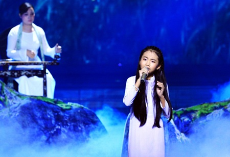 Phương Mỹ Chi trình diễn ca khúc Lòng mẹ