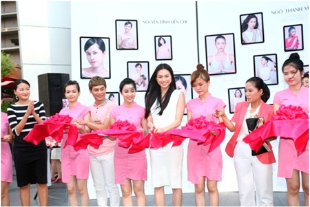 Cắt băng khánh thành chính thức khai mạc triển lãm ảnh “Đẹp mỗi ngày. Đẹp dài lâu”