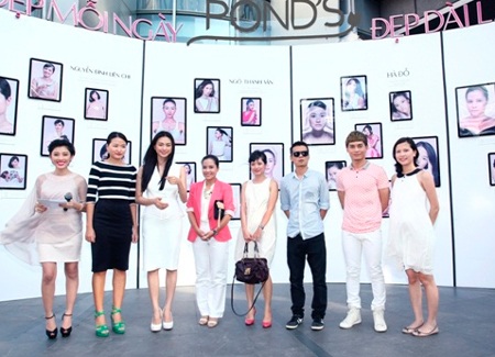 Các khách mời chụp ảnh cùng thành quả lao động nghệ thuật nhiều tâm huyết